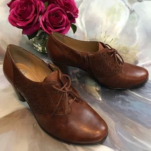 🔴Leather tie up heeled brown booties. Size 10M